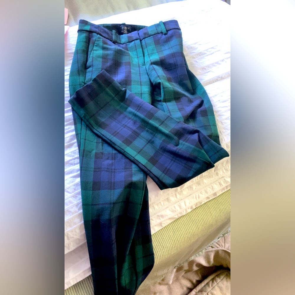 Fitted ankle suit pants.